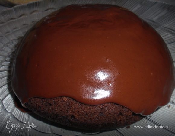 Выкладываем пудинг на блюдо горячим. Пропитываем сиропом и поливаем шоколадом.Сиропом можно не пропитывать, т.к пудинг получается не сухой, можно просто полить шоколадом. Шоколад: сливки нагреть, но не доводить до кипения. Добавить мелко поломанный шоколад и мешать до полного растворения. 