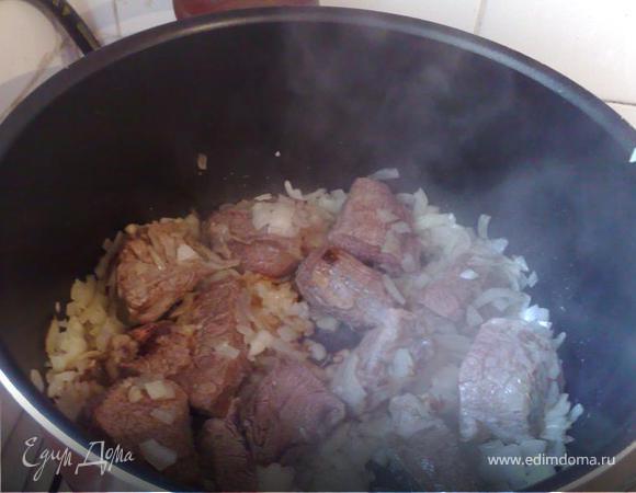 налить в глубокую сковороду масло выложить нарезанные на кубики мясо.Обжарить.Посолить поперчить.
