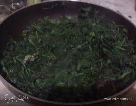 В отдельной сковороде налить 3-4 ст л олив масла.Обжарить всю нарезанную зелень ( примерно 4 -5 стакана)
