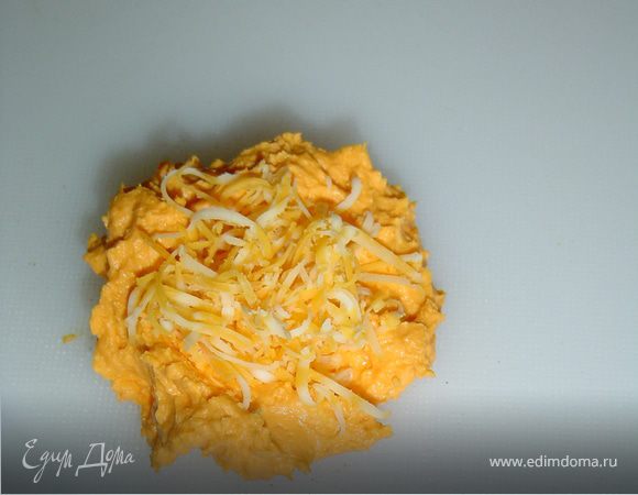 Берем охлажденный творожный сыр, делим на столько частей, сколько Вы планируете сделать тыквочек и какого размера. Формируем лепешечки, а сверху кладем натертый сыр,