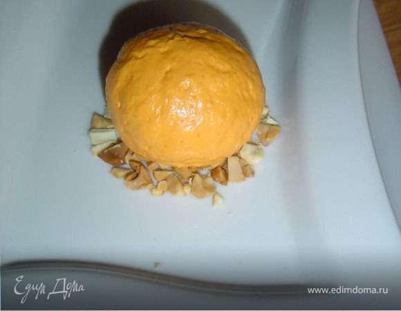 На тарелку насыпаем измельченный арахис,сверху помещаем наши шарики.