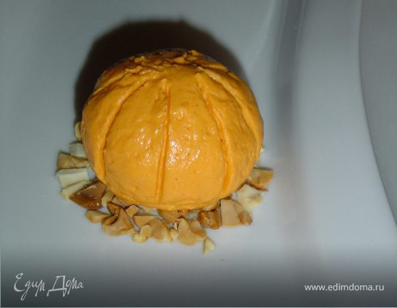 С помощью зубочистки придаем бокам сырных шариков вид тыквочек