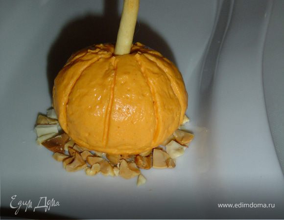 В центр тыквочек вставляем кусочки хлебных палочек