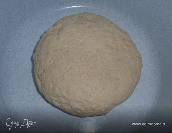 Растопить в молоке масло добавить сахар. Остудить. Растворить дрожжи. И дать постоять минут 15. Смешать три муки, соль, влить молоко и замесить тесто. Накрыть полотенцем и отправить подходить в теплое место на 40 минут.