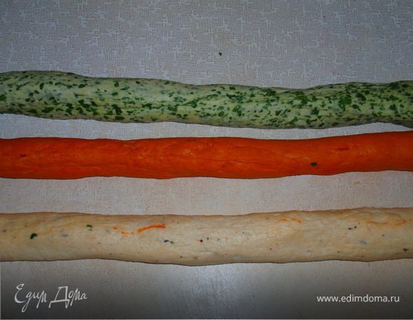 Скатать три теста в жгуты длиной примерно 20-25см.