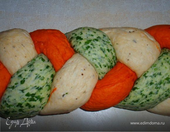 Соединить с одного конца три жгута и заплести косичку. Выложить на противень и дать расстояться 20 минут.