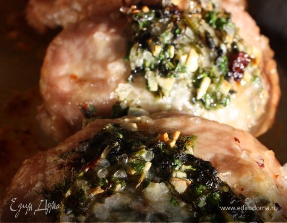 Отправляем в духовку, разогретую до 190 градусов, до готовности курицы.