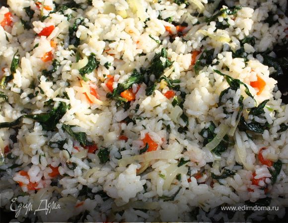 Рис отварить до готовности. Лук порезать и припустить на растительном масле. Добавить перец молотый и кориандр. Шпинат разморозить и добавить к луку. Перец запечь в духовке, для того чтобы снять кожицу. Мелко порезать и смешать с овощами. Посолить, полить соком лимона и добавить измельченый чеснок. Смешать с рисом и сливочным маслом.  Приятного аппетита!