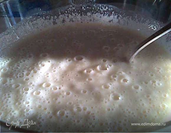 Манку заливаем кефиром, добавляем яйца, сахар, соль, соду, ваниль - взбиваем, и даем настояться 30 минут.