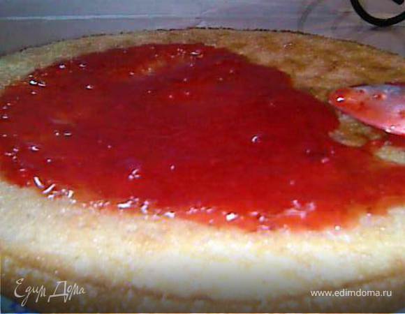 Корж смазываем клубничным джемом