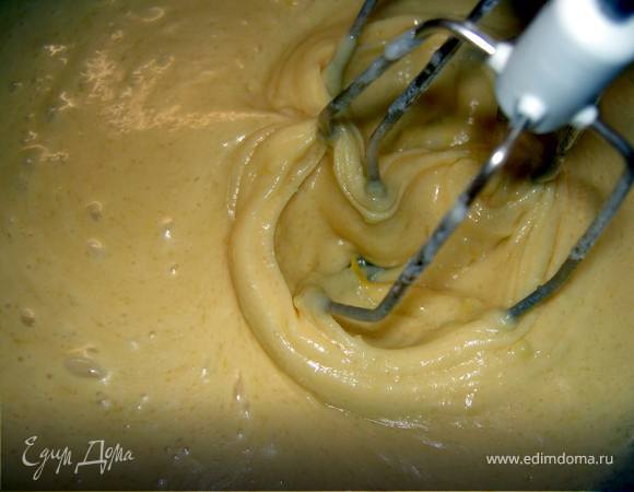 Смешать сахар, цедру, муку и разрыхлитель. Отделить белки от желтков. Перемешать желтки с молоком и сливочным маслом. Соединить с сахарной смесью.