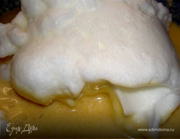 Взбить белки с солью и перемешать с массой. Испечь 8 блинов.
