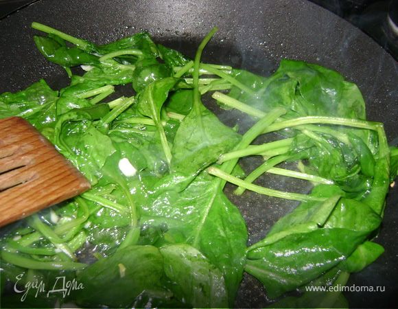 на разогретом в сковороде ол. масле протушить шпинат, мелко порезанный чеснок и базилик.немного присолить. взбить все блендером до однородной жидкой консистенции .это -  основа теста.
