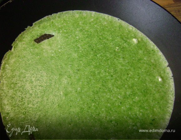 взбить основу с яйцами  и молоком + щепотка соли.замешать с мукой тесто как на оладьи. разбавить тесто сливками .если слишком густо - добавить еще немного молока.выпекать на сковороде как обычно