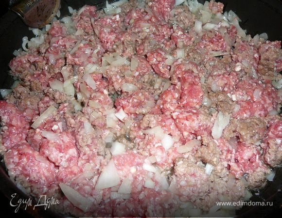 обжариваем фарш с луком,трем на терке яйца