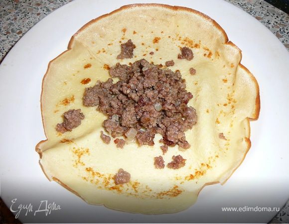 формируем блины с начинкой. Подавать со сметаной или маслом.