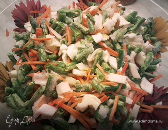 Подготовить овощи: к фасоли добавить натертую морковь, измельченный лук и капусту, посолить. Сложить в рукав для запекания.