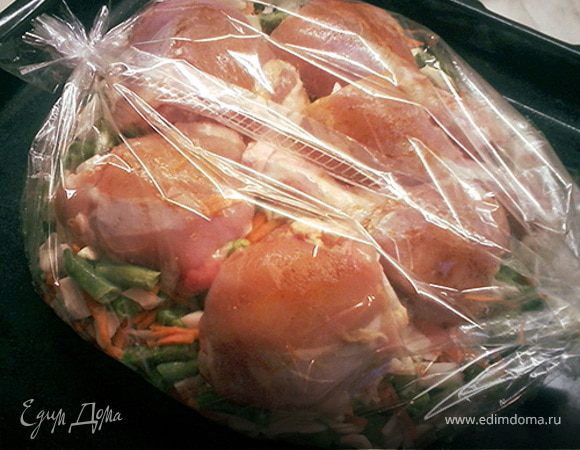 С куриных бедер снять кожу и убрать лишний жир (зачем нам холестерин и лишние калории?), натереть солью и специями. Уложить в рукав поверх овощей.Добавить туда вино или воду. Завязать концы рукава. Отправить в заранее разогретую духовку на 1 час при 200 градусах.