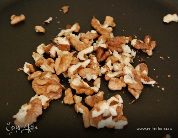 Орехи подсушиваем на сухой сковороде и даем на ней же остыть.Затем рубим в крупную крошку,ну так ,чтобы попадал на зубок.