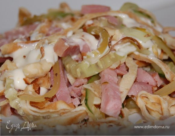 Добавляем орехи в салат,перемешиваем.Заправляем майонезом и еще раз перемешиваем.
Все! Салат готов!