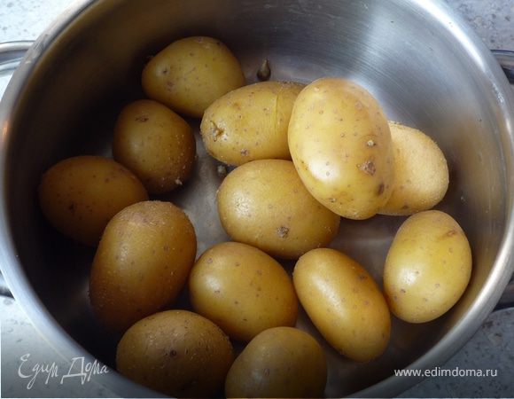 Картофель промыть и отварить (в мундире) в кипящей подсоленой воде в течение 20 мин. Слить воду, дать немного остыть и почистить. Затем картофель размять в пюре.