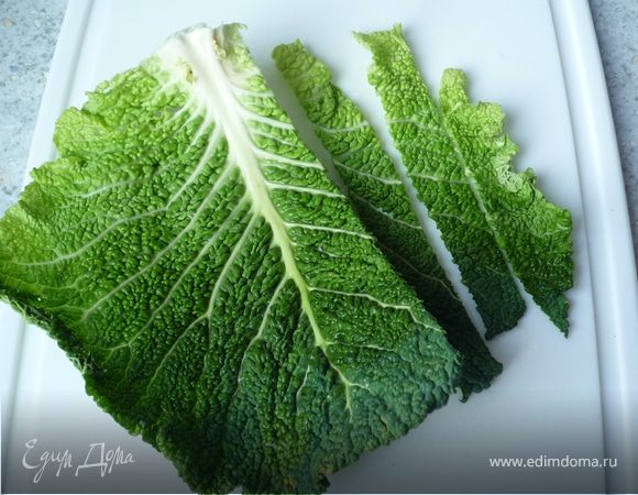 Капусту почистить, помыть и листья нарезать на полоски.