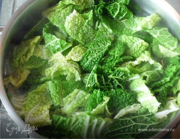 Затем эти полоски отварить в кипящей воде 8 минут, достасть и дать стечь воде.