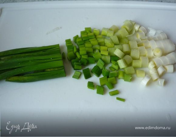 Лук почистить и нарезать кольцами.