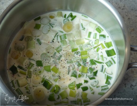 Вместе со сливками проварить лук на слабом огне 5 минут. Посолить, поперчить.