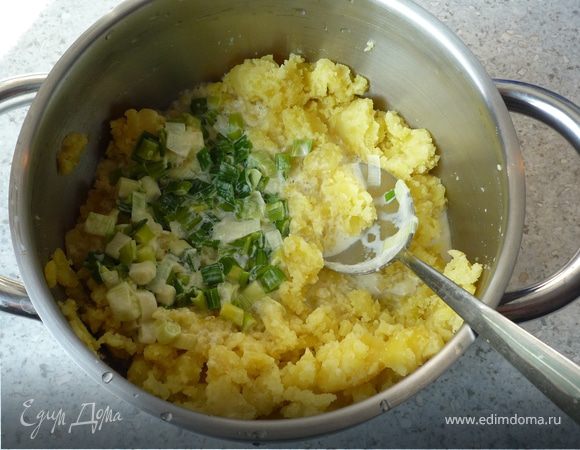 Лук со сливками влить в пюре, затем вмешать капусту.