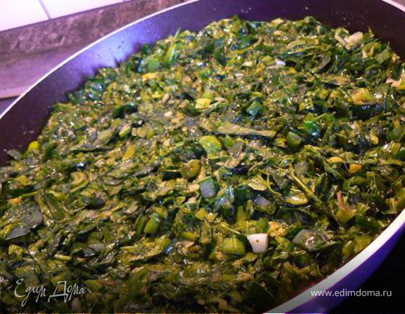 Зелень мелко нашинковать. Яйца взбить отдельно, добавив соль и перец. Залить яйцами зелень и хорошо перемешать. Аккуратно выложить в глубокую сковороду, предварительно нагретую на огне с маслом. Закрываем крышкой и жарим на небольшом огне минут 10-15. Разрезаем кюки в сковороде на 4-е части и каждую аккуратно переворачиваем. Жарим еще 10 мин.