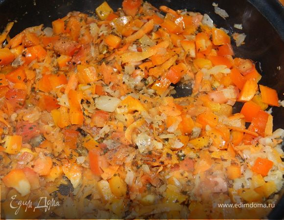 Мелко нарезать (кубиками)лук 4шт, чеснок 3зубчика, помирорку и перец. Морковку можно натереть на крупной терке, а можно тоже нарезать кубиками. Растопить на сковороде сливочное и оливковое масло, и обжарить овощи. Затем добавить форш. Обжарить фарш и добавить кетчуп, можно добавить томатную пасту вместо кетчупа. Тушить 30-40 минут.