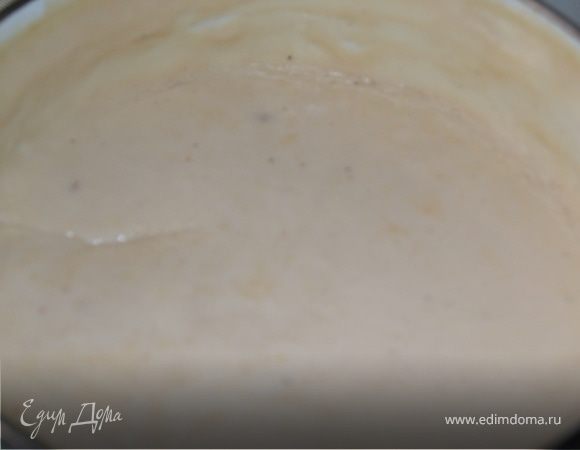 Приготовить соус бешамель. Влить молоко в ковш положить в него 1 луковицу и зубчик чеснока, и вскипетить его. Растопить 70гр. сливочного масла, добавить муку и обжарить ее в масле. Постоянно помешивать и держать на небольшом огне. Затем постепенно добавить молоко и все время помешивать, чтобы не образовалось комочков. Я делаю это с помощью ручного блендера, если он у вас есть то можно молоко добавить с луком и чесноком, тогда при помощи блендера они измельчаться в пюре. Затем добавить мускатный орех.Чем дольше вы варите соус, тем гуще он становиться.