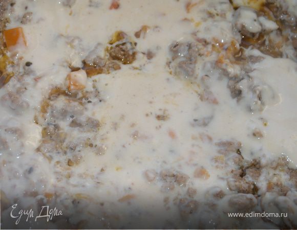 В форму для запекания выложить слоями макаронное тесто (если тесто делаете сами, то расскатывайто как можно тоньше, если тесто из упаковки, то незабудьте предварительно слегка его сварить)мясное рагу, соус бешамель и натертый сыр, так пока не кончаться ингридиенты. У меня обычно получается на 3 слоя теста. 