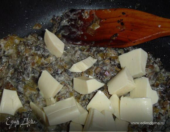 Мелко нарезаем лук и грибы.Обжариваем ,добавляем соль,перец по вкусу и сливки.Немного потушим грибы в сливках,и перед окончанием добавляем плавленый сыр,кусочками,перемешиваем и даем ему расплавиться.