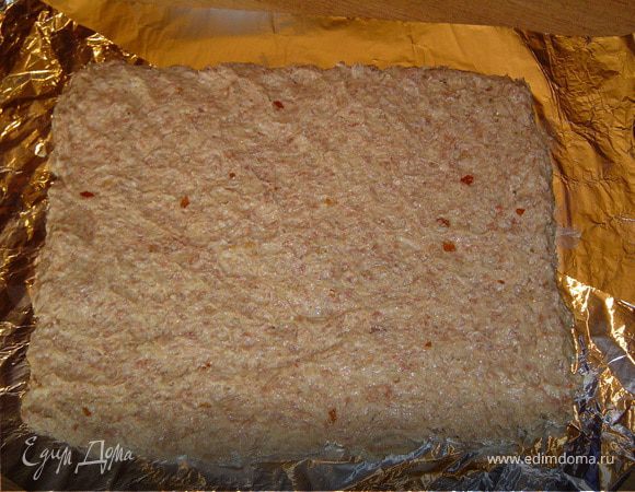 Теперь готовим фарш.Для этого к готовому фаршу добавляем измельченный на терке картофель,булочку(предварительно замоченную в воде или молоке),лук,чеснок,перец,соль и хорошо вымешиваем.Теперь добавляем яйцо и майонез,и тщательно перемешиваем.Из приготовленного фарша формируем прямоугольную лепешку на фольге.