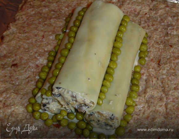 Теперь обкладываем каннелони зеленым горошком,