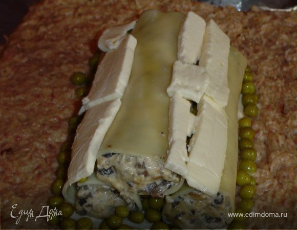 и закрываем его кусочками плавленого сыра.