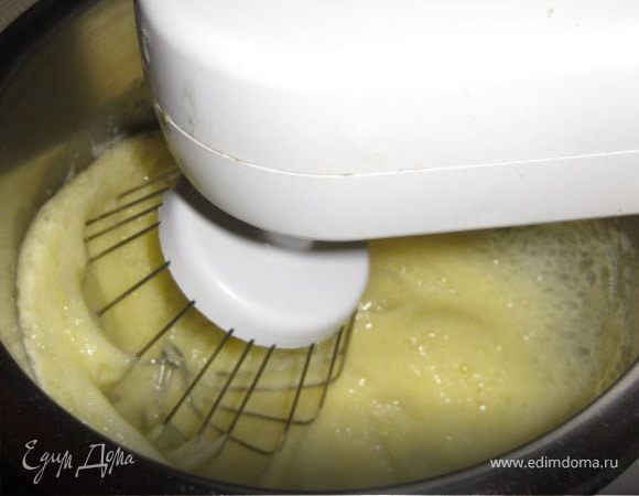 НЕ прекращая взбивать всыпаем сахар и соль (так что бы получилась пышная масса) 