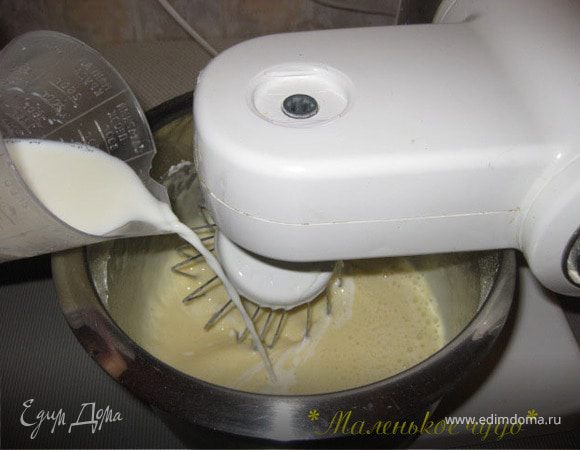 Далее всыпаем муку (на небольшой скорости, а то все вокруг будет в муке) и добавляем молоко