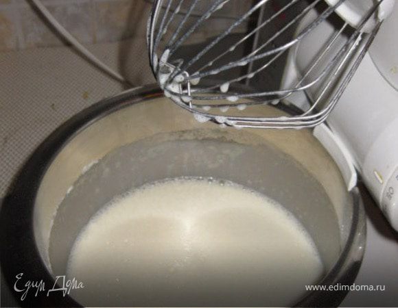 Последним пунктом вспоминаем про крахмал) (я еще туда масла влила)
Получается достаточно жидкое тесто 