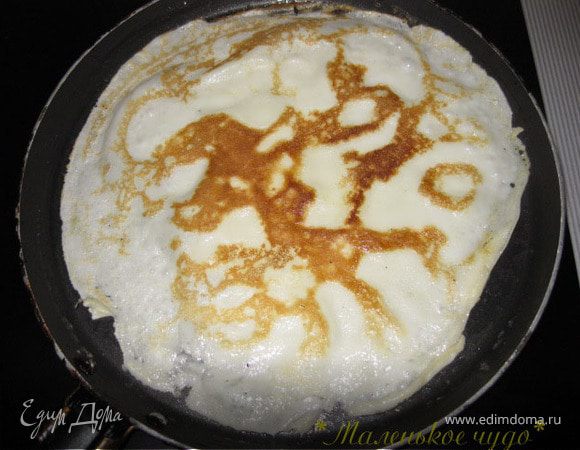 Дальше на раскаленной сковороде жарим блинчики (сковородку буквально для вида смазываем маслом). Они должны получатся тонкие и воздушные 