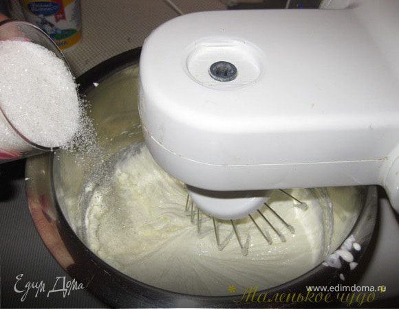 Далее - начинка.
Желатин замачиваем по инструкции (у меня его надо было держать 40 минут в 150 мл воды)

взбиваем сметану с сахаром 