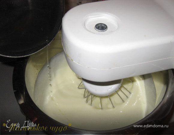 желатин распускаем на водяной бане, не давая ему закипеть и тонкой струйкой вливаем в сметану постоянно мешая. Масса получится очень жидкая - не пугайтесь)))) 