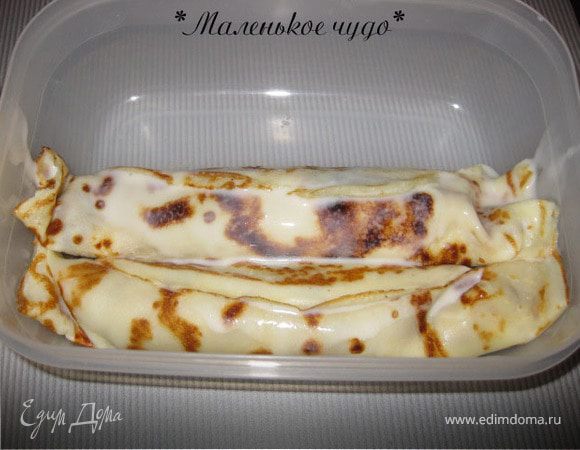 Блинчик скручиваем в трубочку и кладем в мисочку, в которой потом отправим в холодильник 