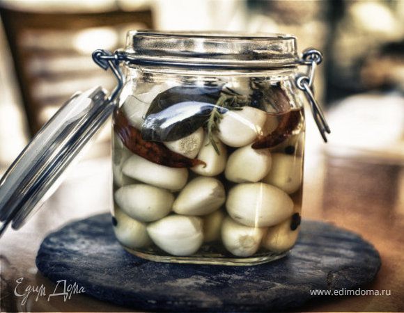 Все  ингредиенты (кроме чеснока) в кастрюле довести до кипения, снизить огонь и дать провариться минут 5. Добавить чеснок и закипятить маринад на среднем огне. Снять с огня и дать настояться под крышкой 24 часа. Повторно дать закипеть, после чего перелить в чистую баночку. Хранить в холодильнике, чеснок будет готов к употреблению через неделю. Срок годности 1 год.