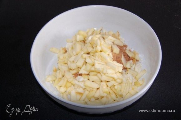 Яблоки нарезать мелкими кусочками, печенье измельчить в крошку и добавить половину яблок и печенья к тесту.