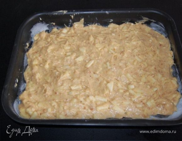 Выложить в смазанную маслом форму (30х40см).