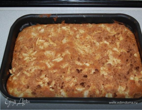 Сверху выложить остальные яблоки и присыпать печеньем. Выпекать при 180* 20-25мин.