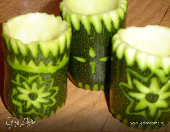 Делаем насечки по краям.Можно сделать любой рисунок(по желанию).Я вырезала цветочки,чтобы цуккини выглядели по-весеннему.После украшения,отправляем цуккини в разогретую духовку на 20-25 мин.,при температуре 180 гр.